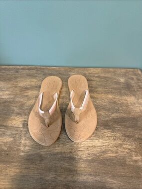 Roxy Women's Light Tan Embossed Flip Flop Sandals